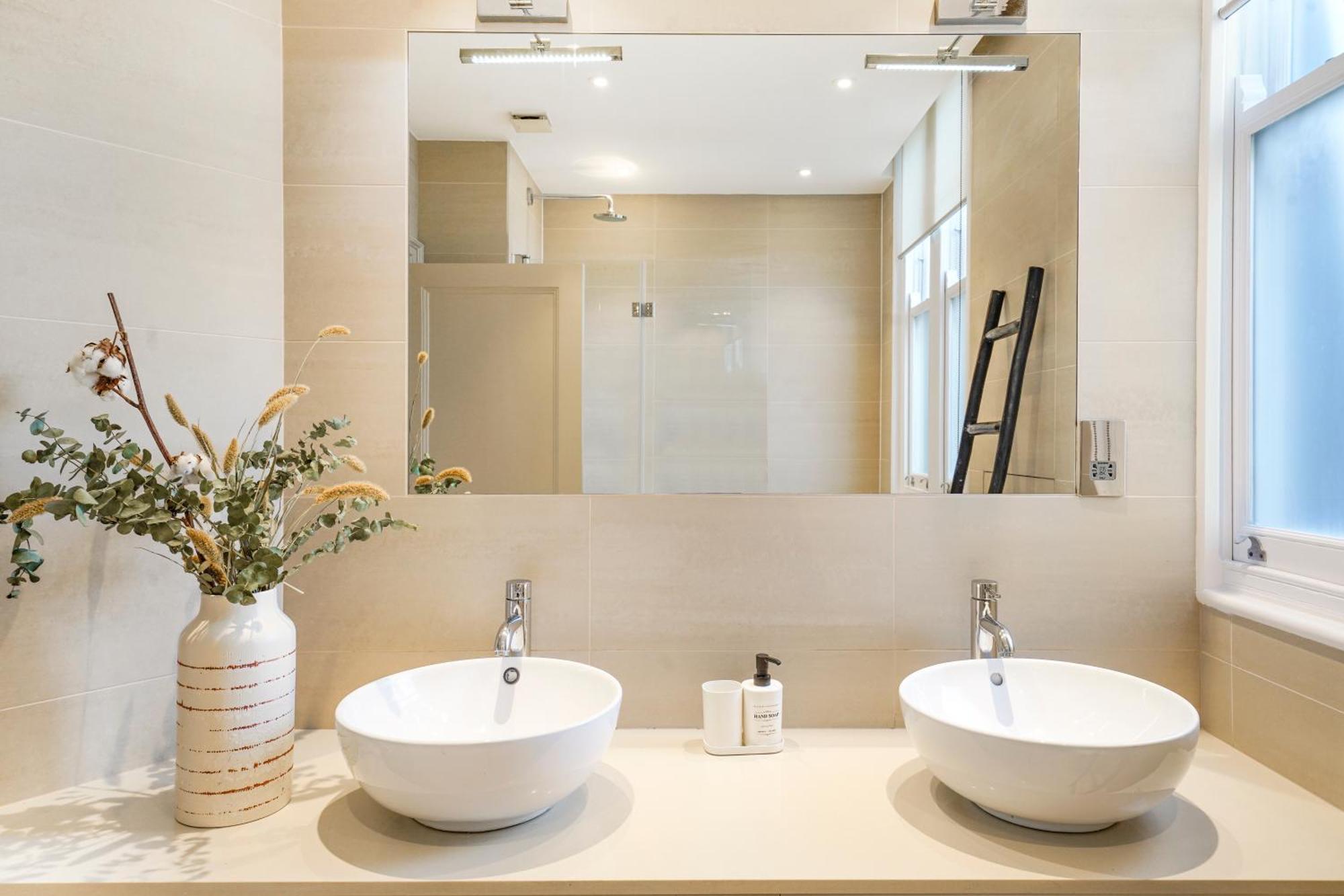 Spacious And Modern 4 Beds In Kensington Apartamento