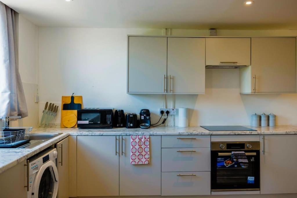 Apartment 2 Bedrooms -parking-very Spacious-wifi
