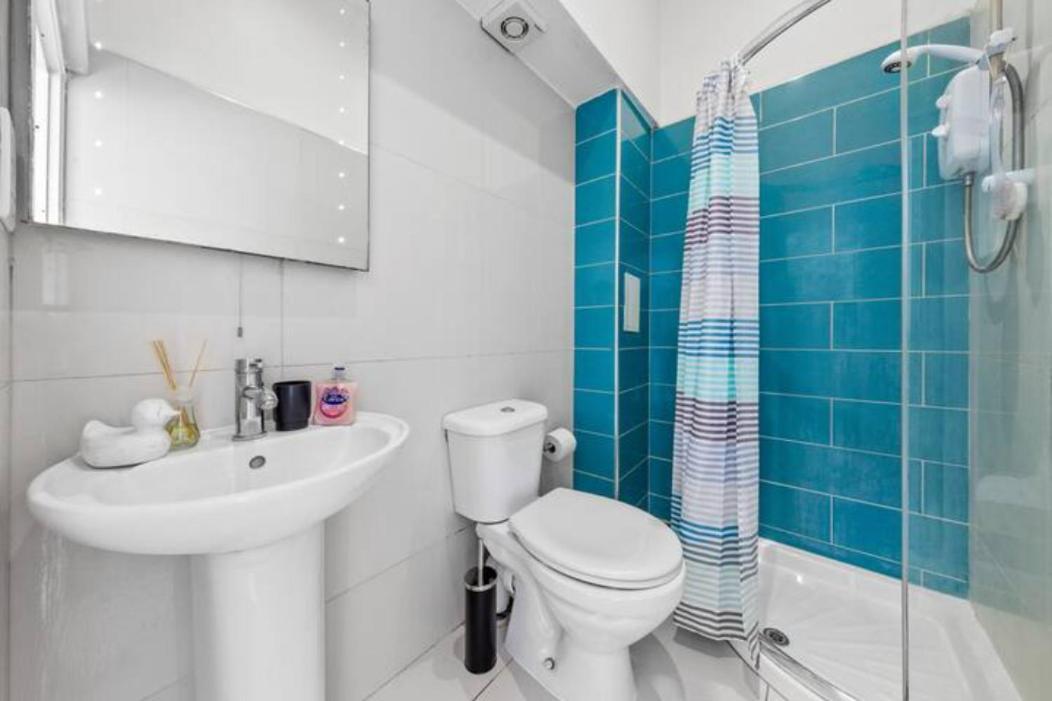 Living 2 Bedroom Flat 2 Mins To Clapahm Junction Cj Appartement Londen