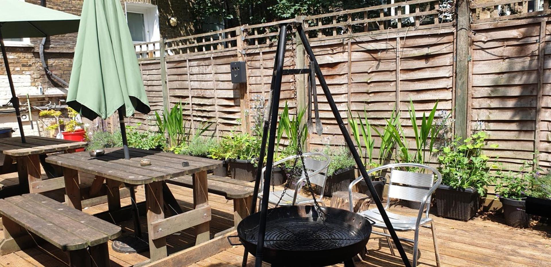 Barmy Badger Backpackers London
