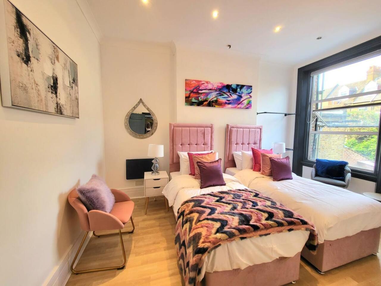 Spacious Six Bedrooms House By Sensational Short Lets & Serviced With 13 Beds, Free Parking, Free Wi-fi & Balcony Londres