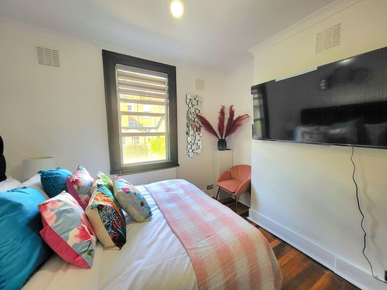 Spacious Six Bedrooms House By Sensational Short Lets & Serviced With 13 Beds, Free Parking, Free Wi-fi & Balcony Casa de Férias Londres
