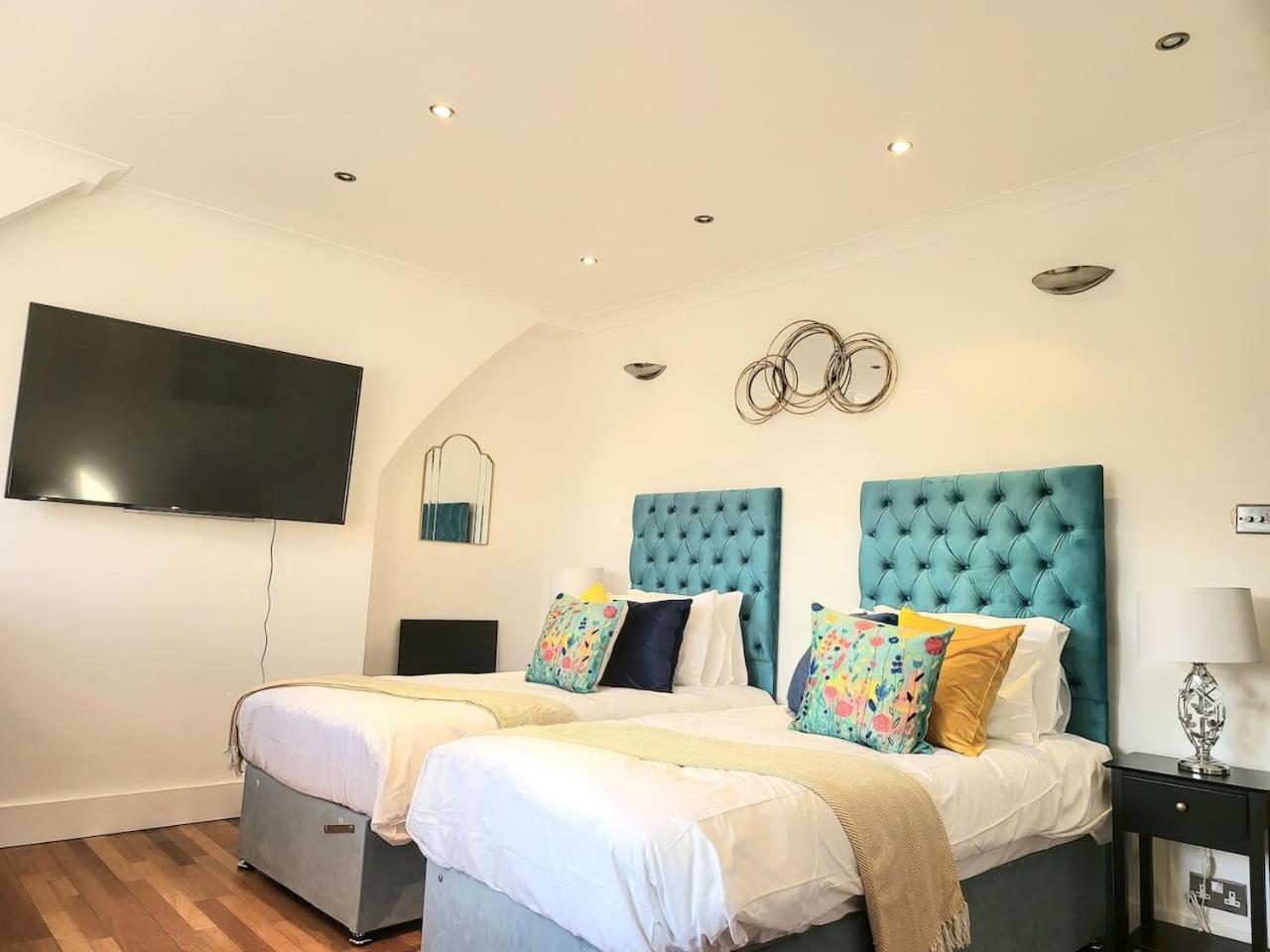 Spacious Six Bedrooms House By Sensational Short Lets & Serviced With 13 Beds, Free Parking, Free Wi-fi & Balcony Casa de Férias *