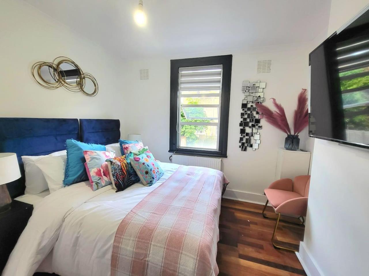 Spacious Six Bedrooms House By Sensational Short Lets & Serviced With 13 Beds, Free Parking, Free Wi-fi & Balcony Londres