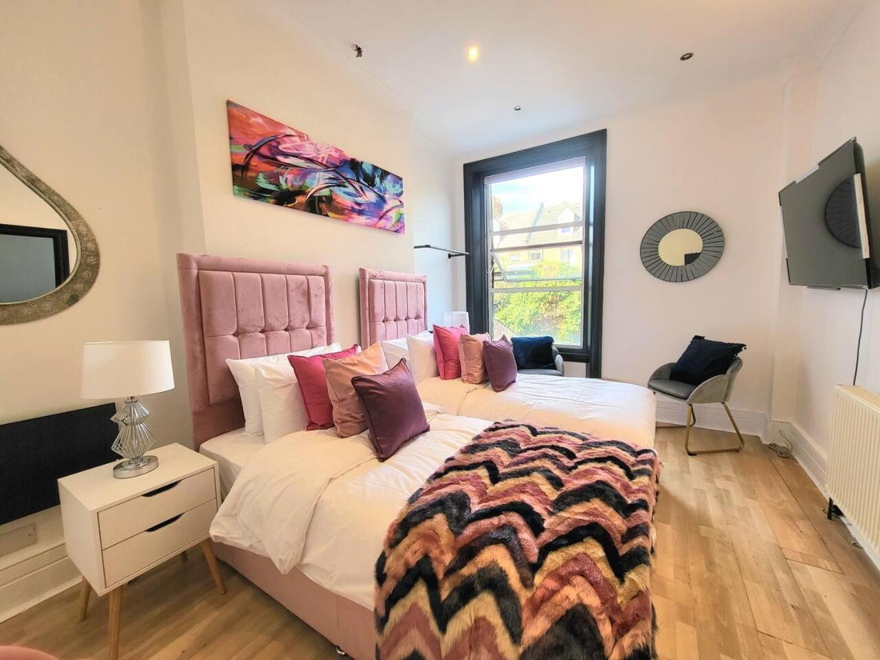 Spacious Six Bedrooms House By Sensational Short Lets & Serviced With 13 Beds, Free Parking, Free Wi-fi & Balcony Casa de Férias