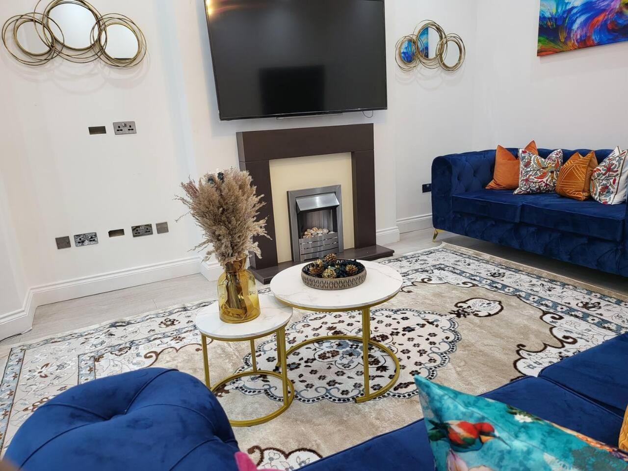 Spacious Six Bedrooms House By Sensational Short Lets & Serviced With 13 Beds, Free Parking, Free Wi-fi & Balcony Casa de Férias