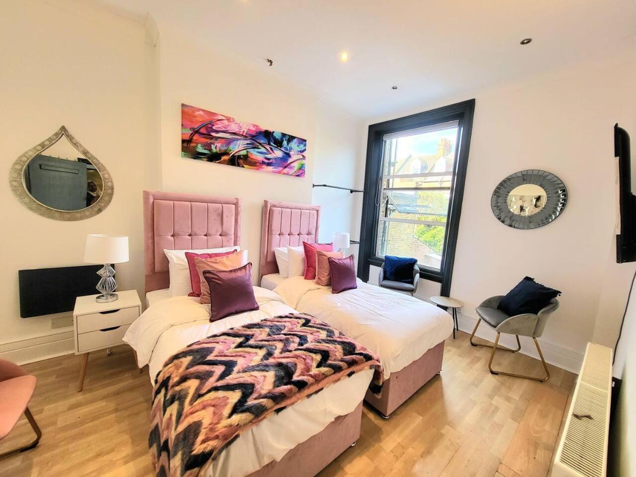 Spacious Six Bedrooms House By Sensational Short Lets & Serviced With 13 Beds, Free Parking, Free Wi-fi & Balcony Casa de Férias *