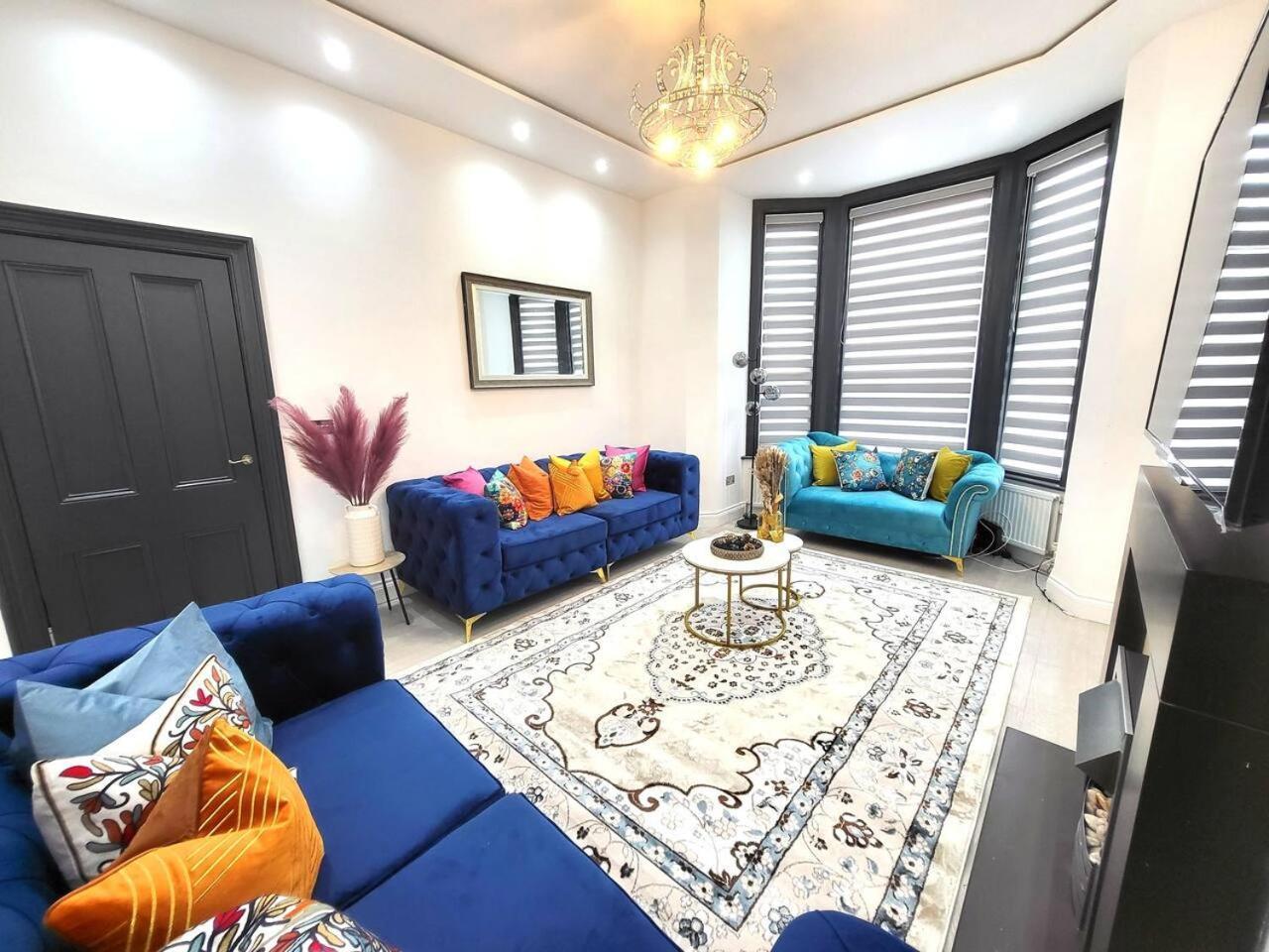 Casa de Férias Spacious Six Bedrooms House By Sensational Short Lets & Serviced With 13 Beds, Free Parking, Free Wi-fi & Balcony Londres