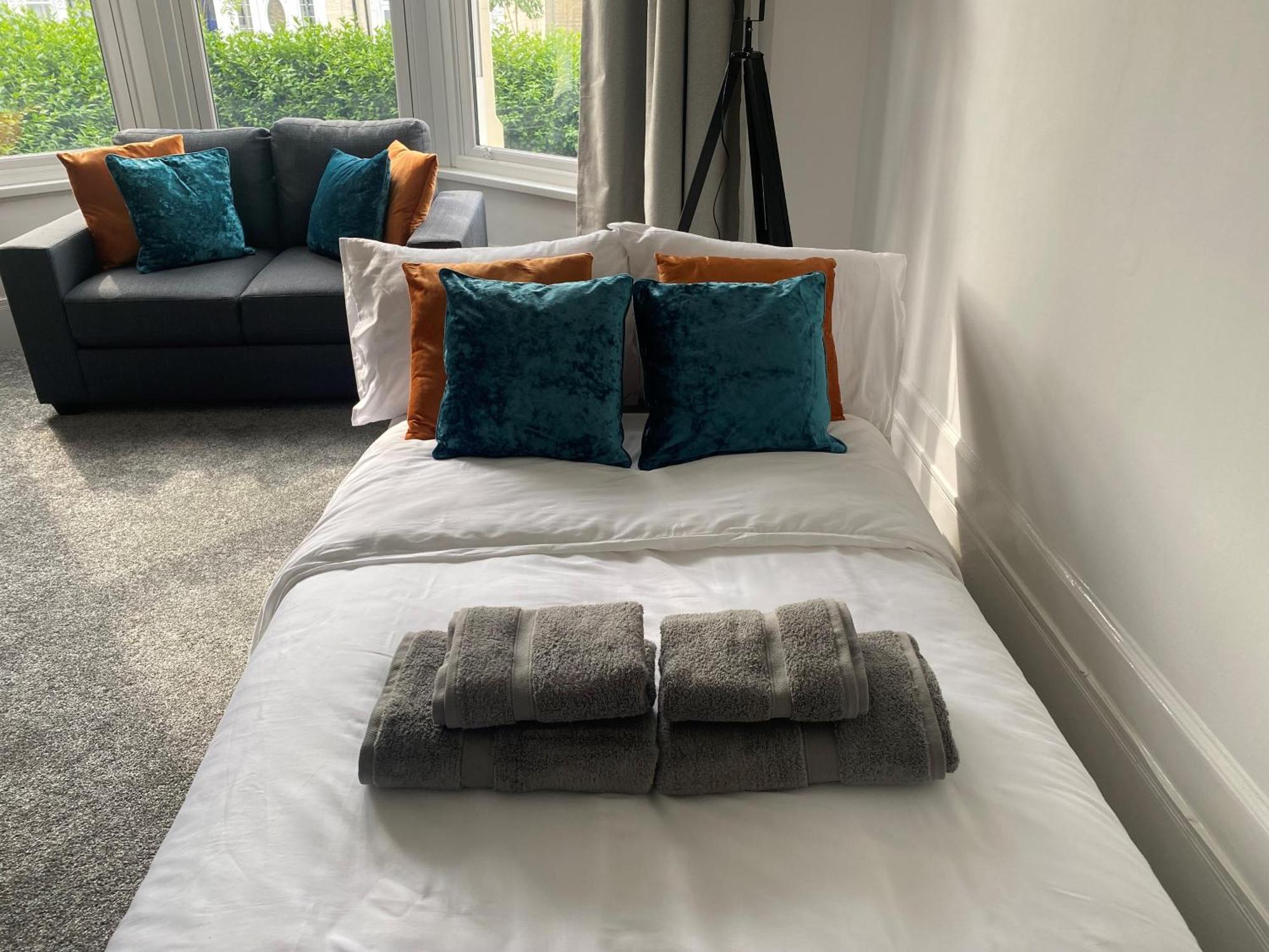 Spacious King Size 1bed Flat In Leafy Suburb Londen