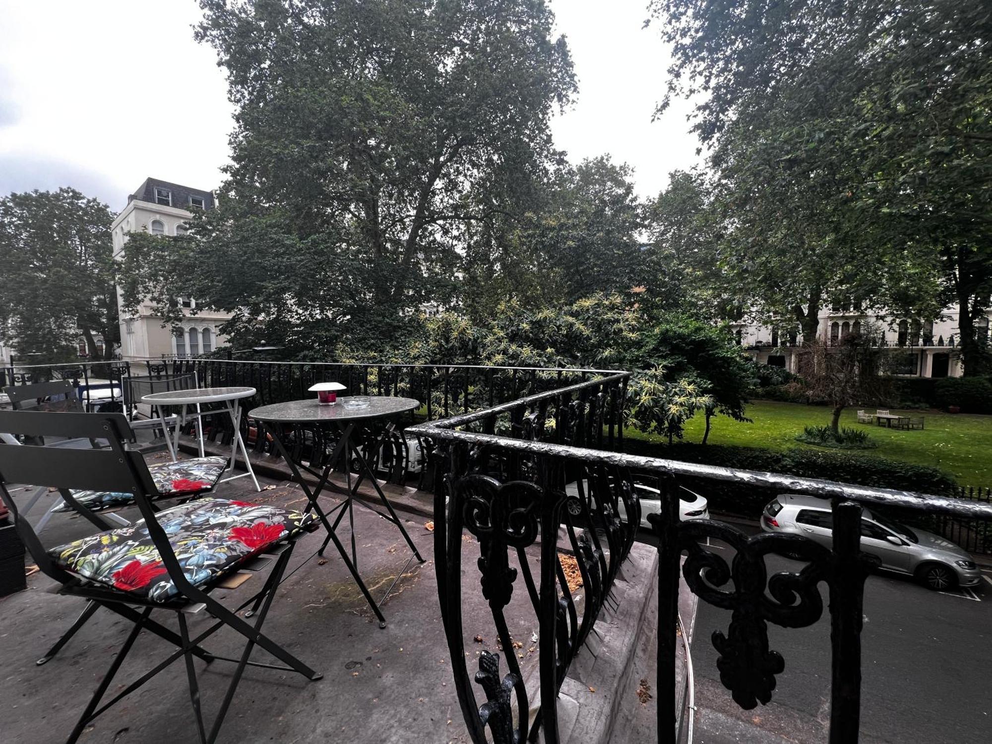 Hyde Park Has Private Balcony With Tranquil Garden View Londres