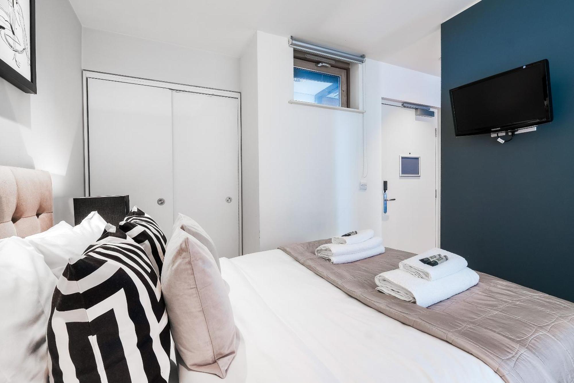 Servised On Artillery Lane Apartahotel 4*