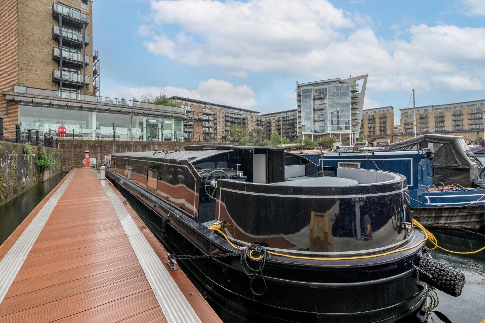 Elegant Houseboat Near Canary Wharf Hotel en barco