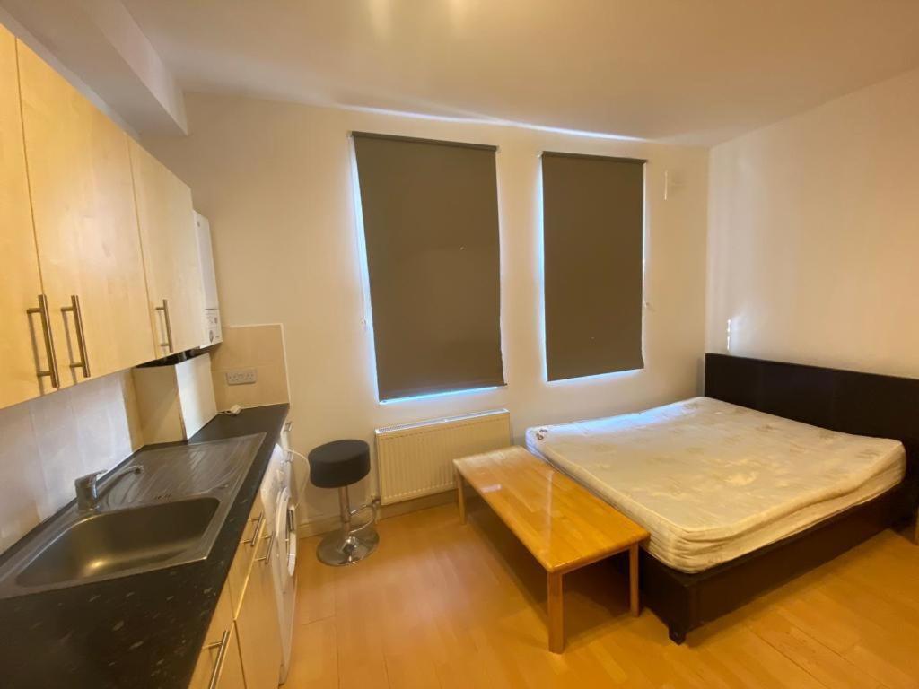 Golders Way Hostel *