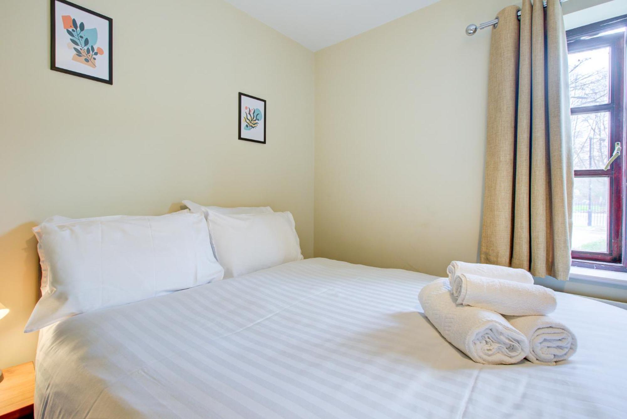 Spacious & Modern 2 Bed Sleeps 5 In Walthamstow * London