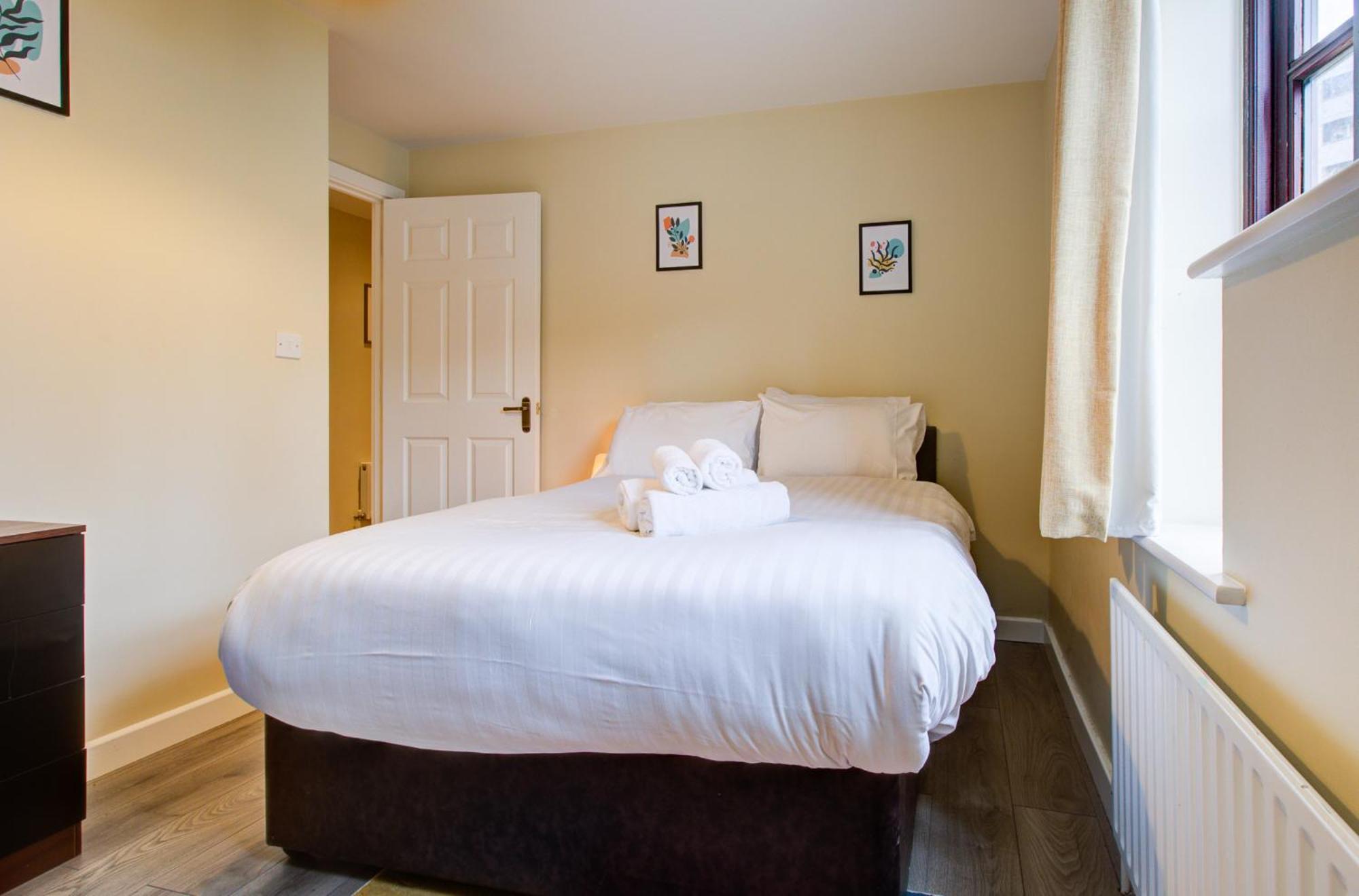 Spacious & Modern 2 Bed Sleeps 5 In Walthamstow London