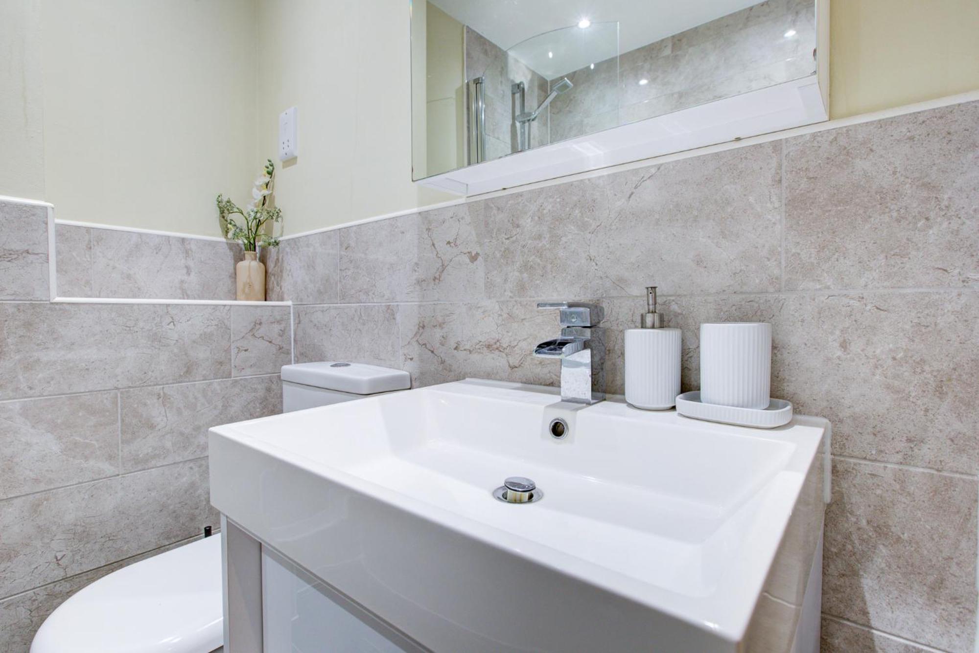 Spacious & Modern 2 Bed Sleeps 5 In Walthamstow Apartment *