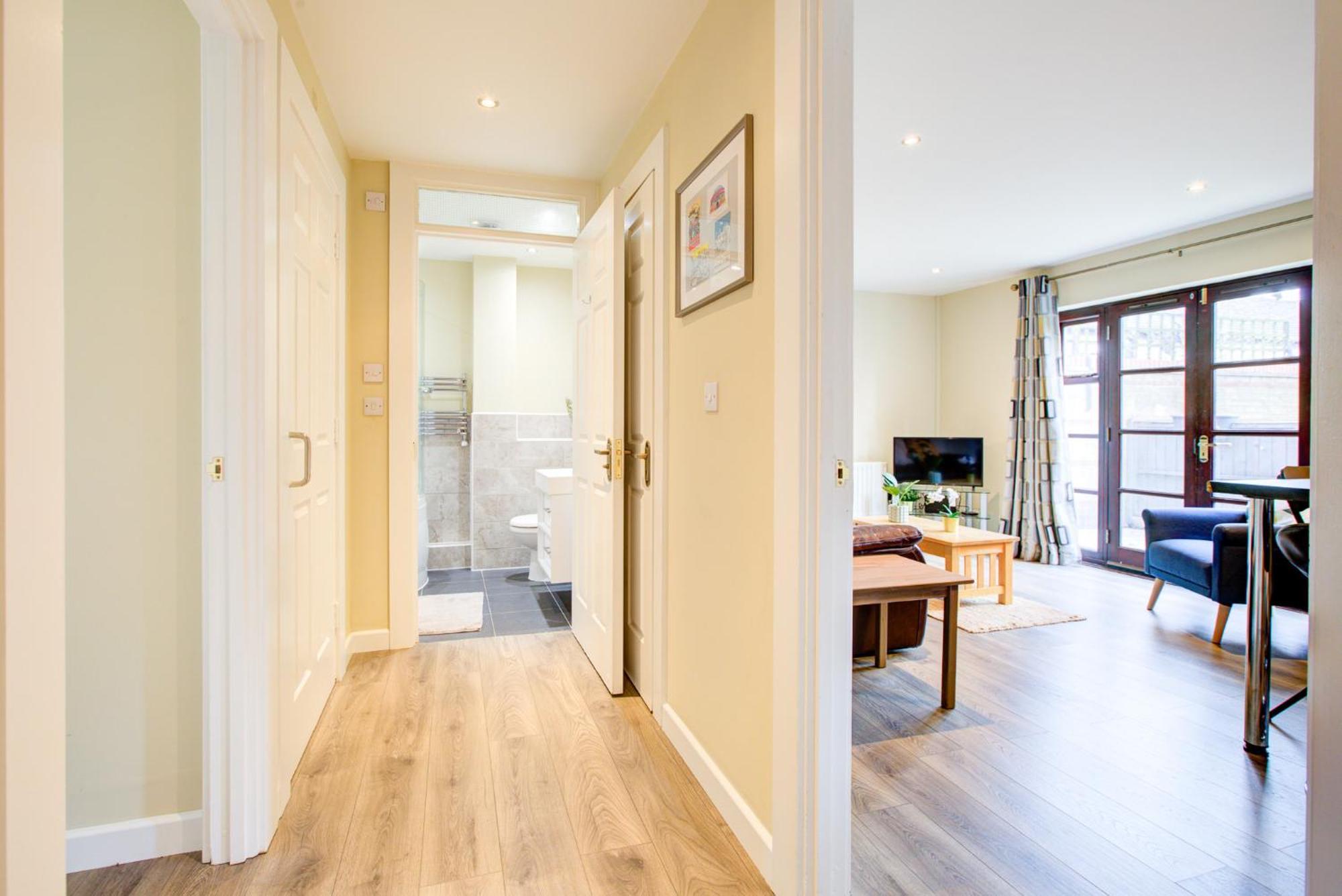 Spacious & Modern 2 Bed Sleeps 5 In Walthamstow Apartment London
