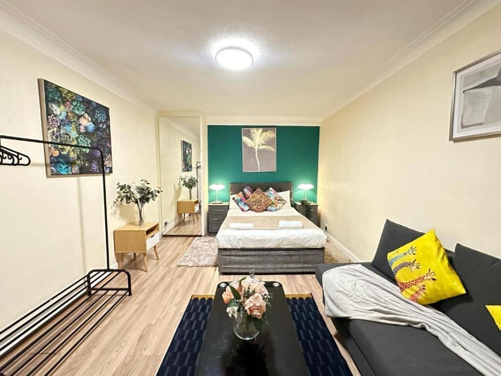 Hyde Park Studio *