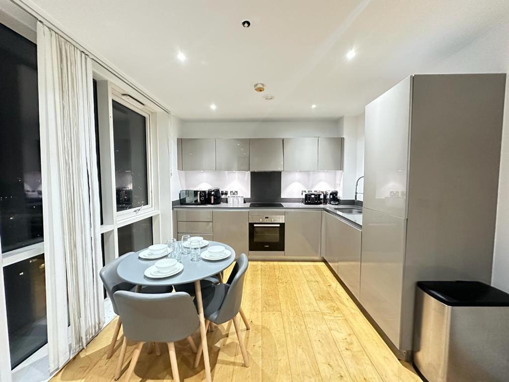 Luxury 2 Bedroom Penthouse Near Londres