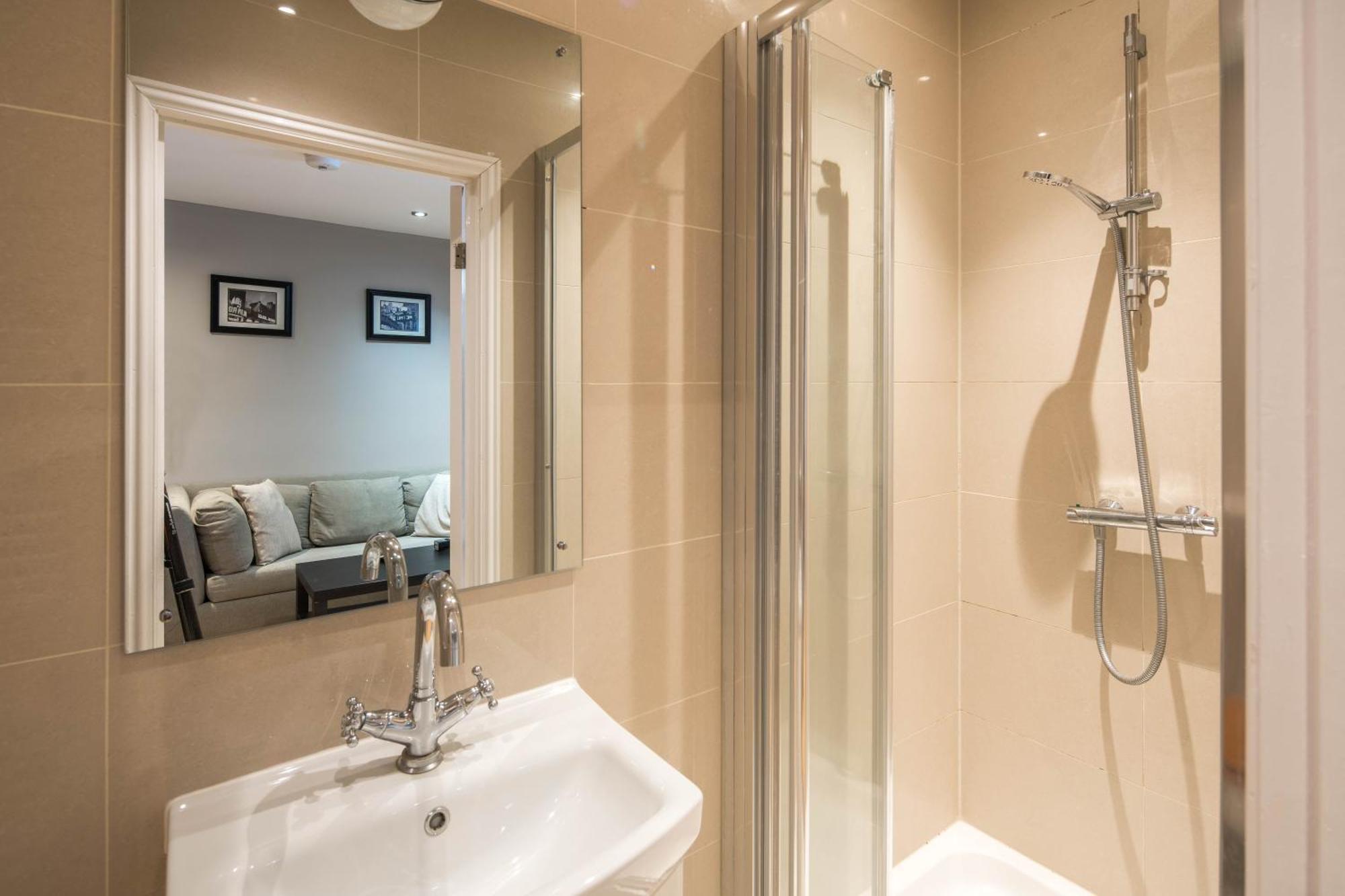 Cosy 2-beds, Shepherd Bush Apartment *