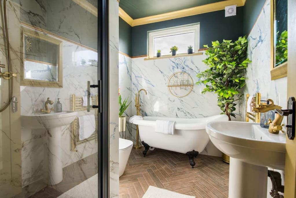 Appartement Luxury Versace 2 Bed, Hot Tub, Pool Table, Sky Tv Londen