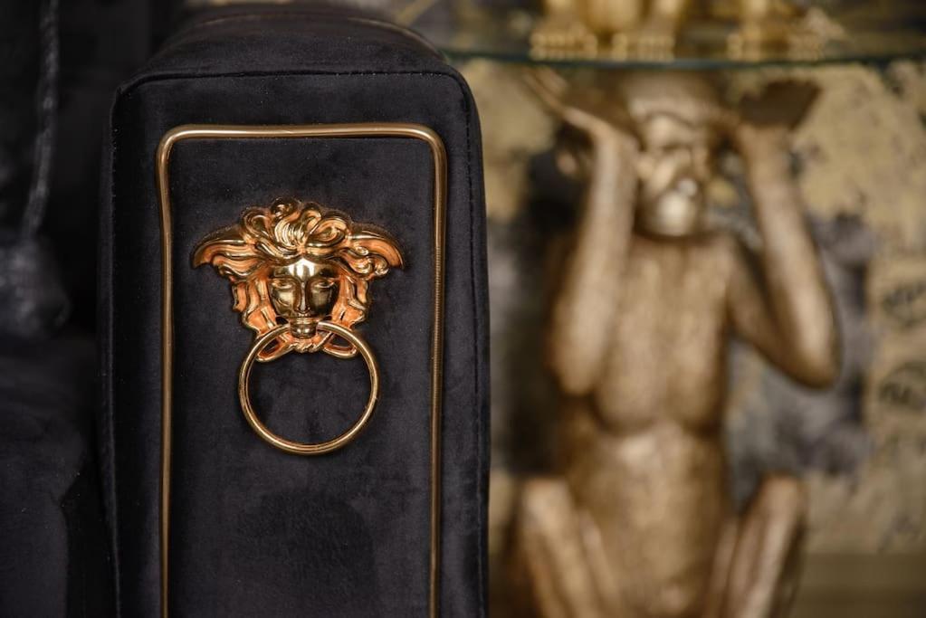 Luxury Versace 2 Bed, Hot Tub, Pool Table, Sky Tv * Londen