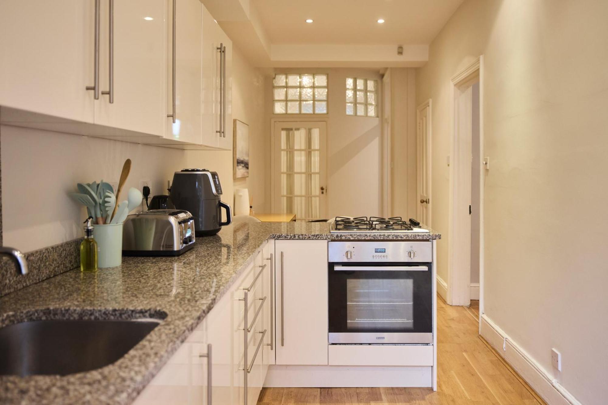 The West Kensington Hideout - Cozy 2bdr Flat With Garden