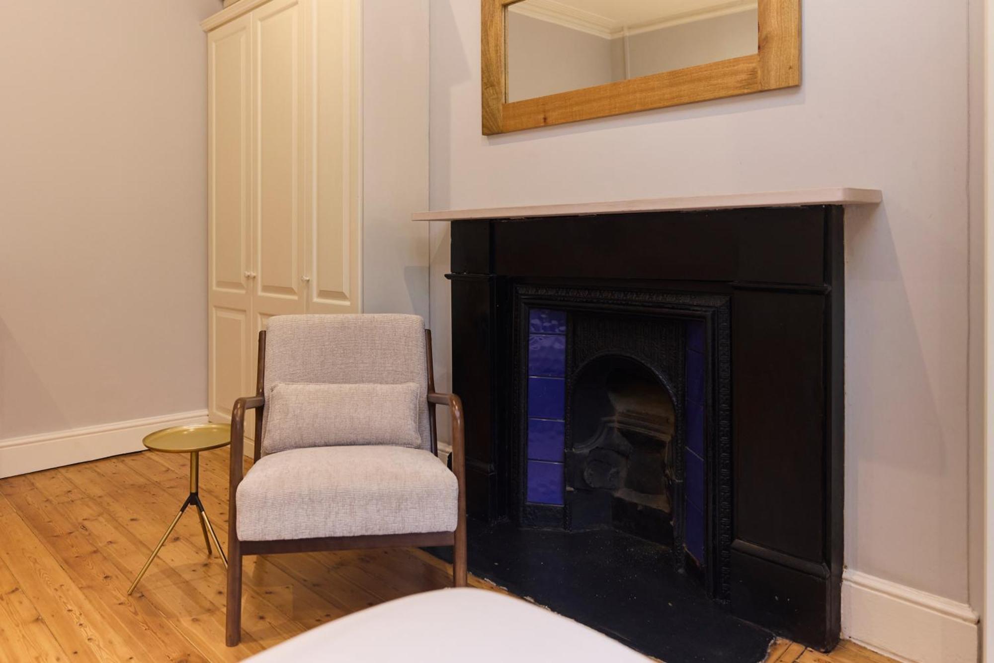 The West Kensington Hideout - Cozy 2bdr Flat With Garden