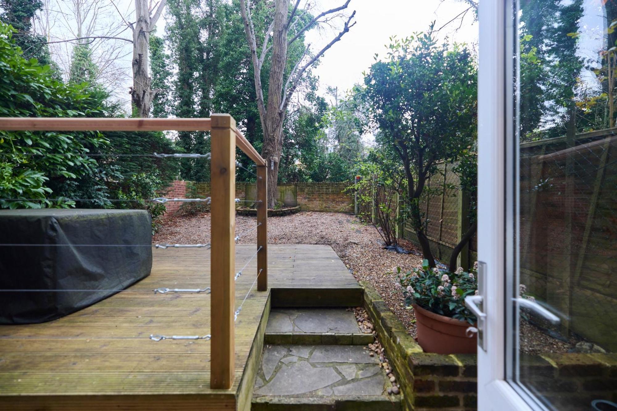 The West Kensington Hideout - Cozy 2bdr Flat With Garden