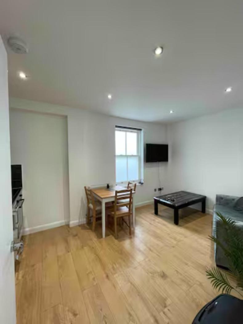 In Battersea Near Power Station/london Eye Bs3 Londen