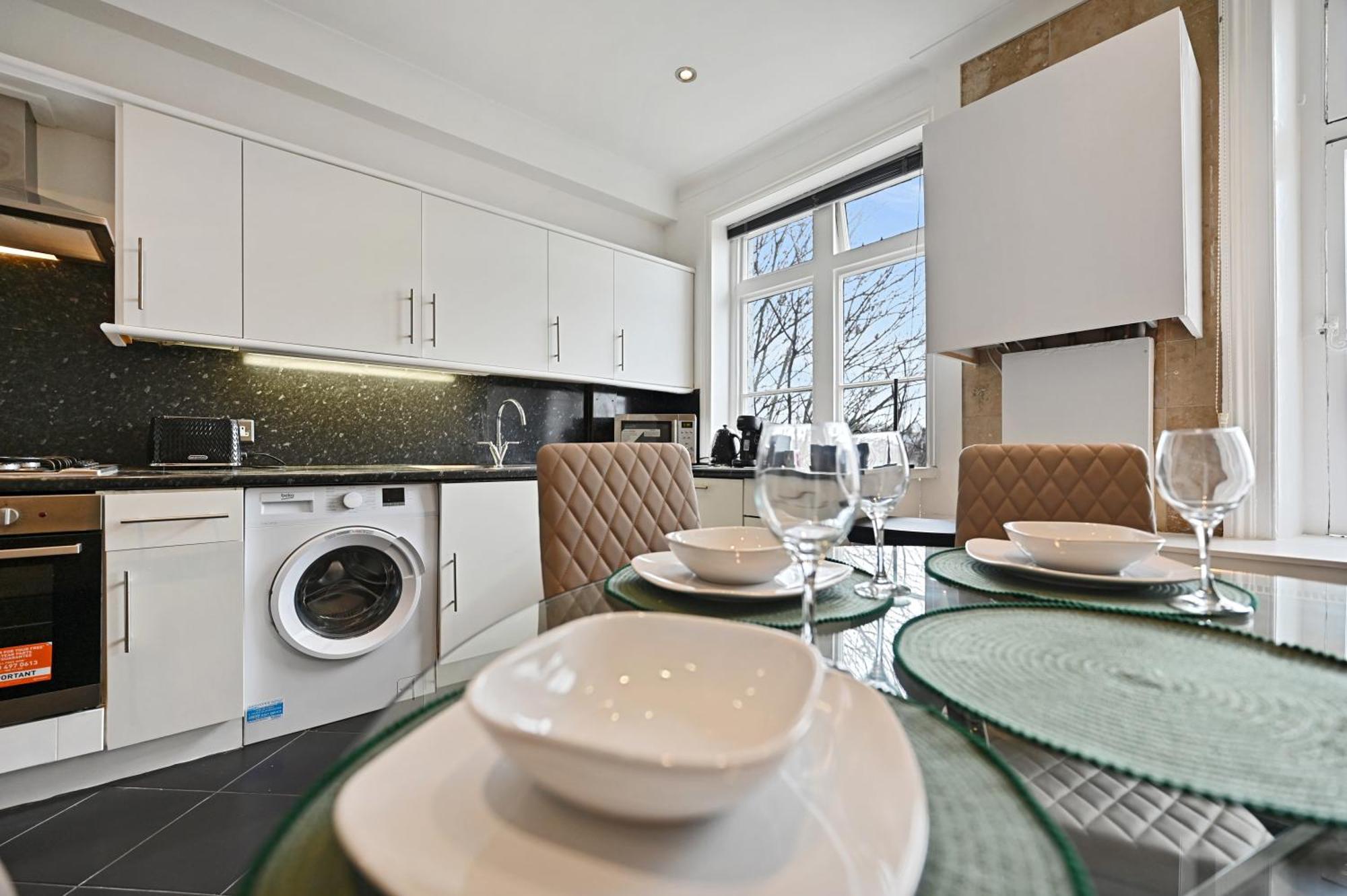 Beautiful 2 King Size Beds 2 Bath- Sleeps 5 In Earls Court Londres