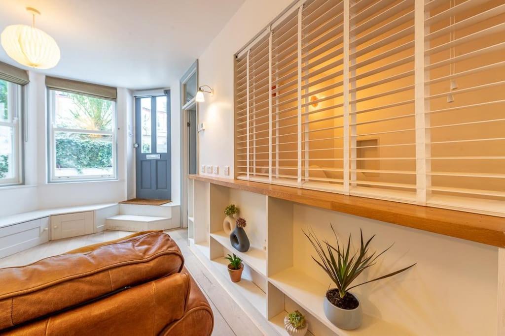 Lovely Self-contained Basement With Kitchen * London