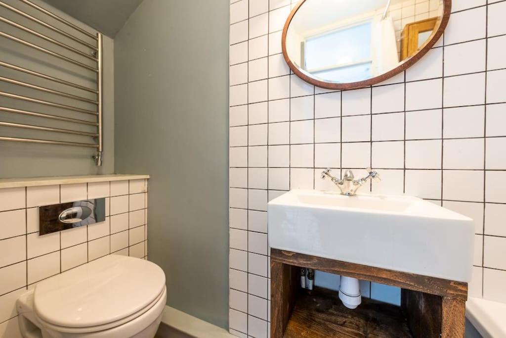 Lovely Self-contained Basement With Kitchen London