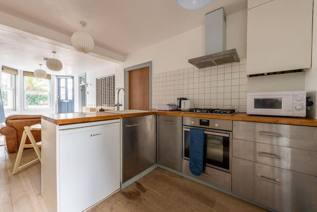Lovely Self-contained Basement With Kitchen * London