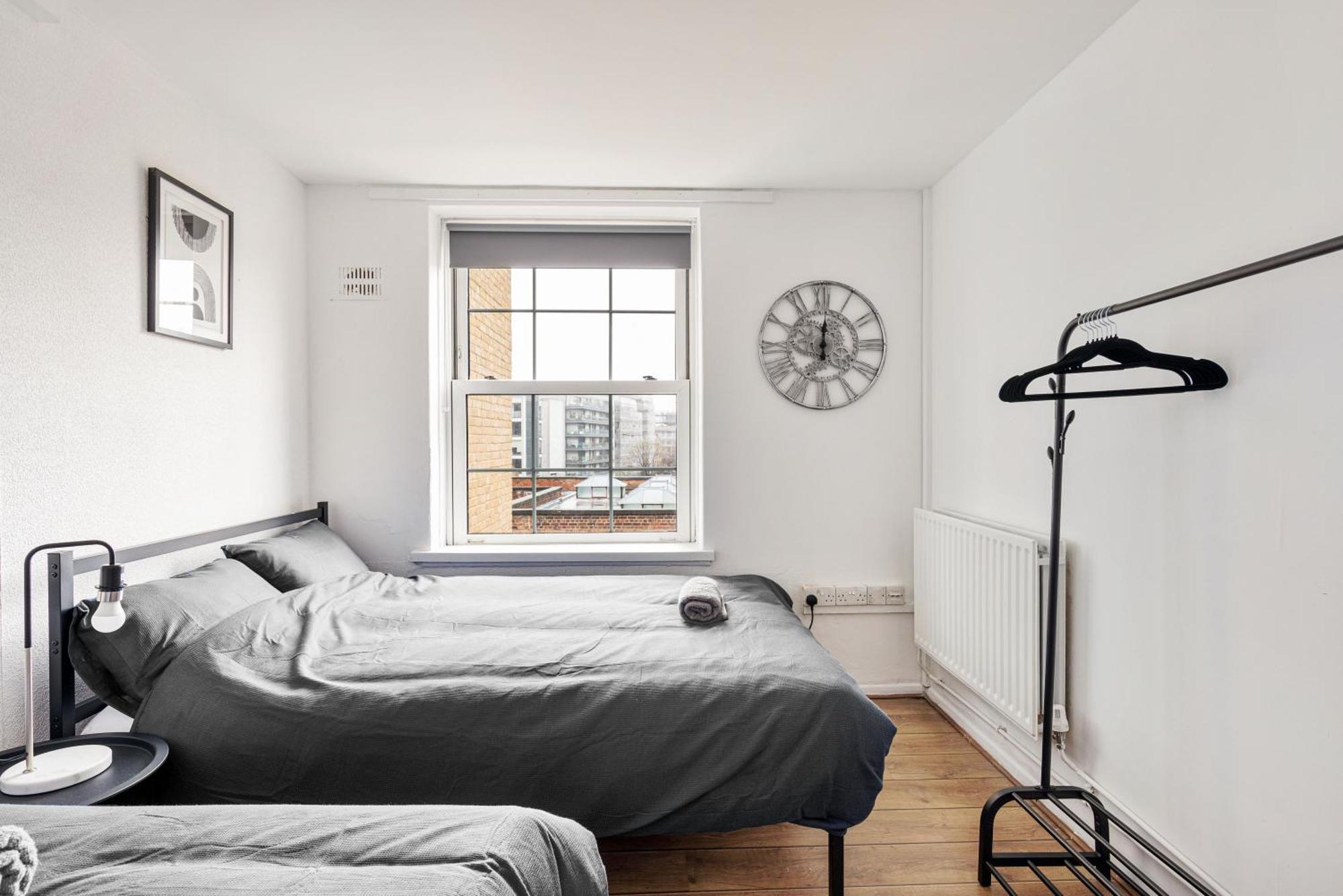 Sleek Shoreditch Hideout - 2 Bed Gem With Balcony In Apartment