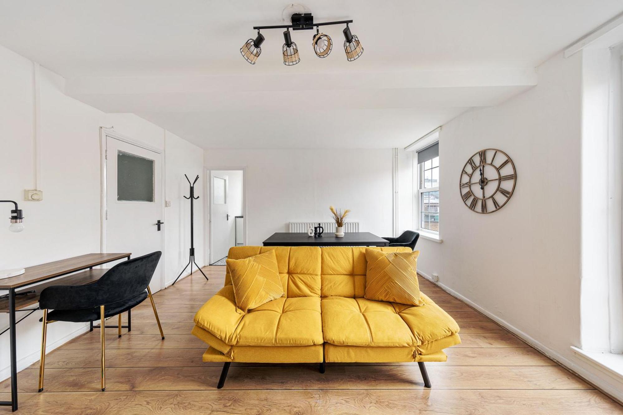 Apartment Sleek Shoreditch Hideout - 2 Bed Gem With Balcony In London