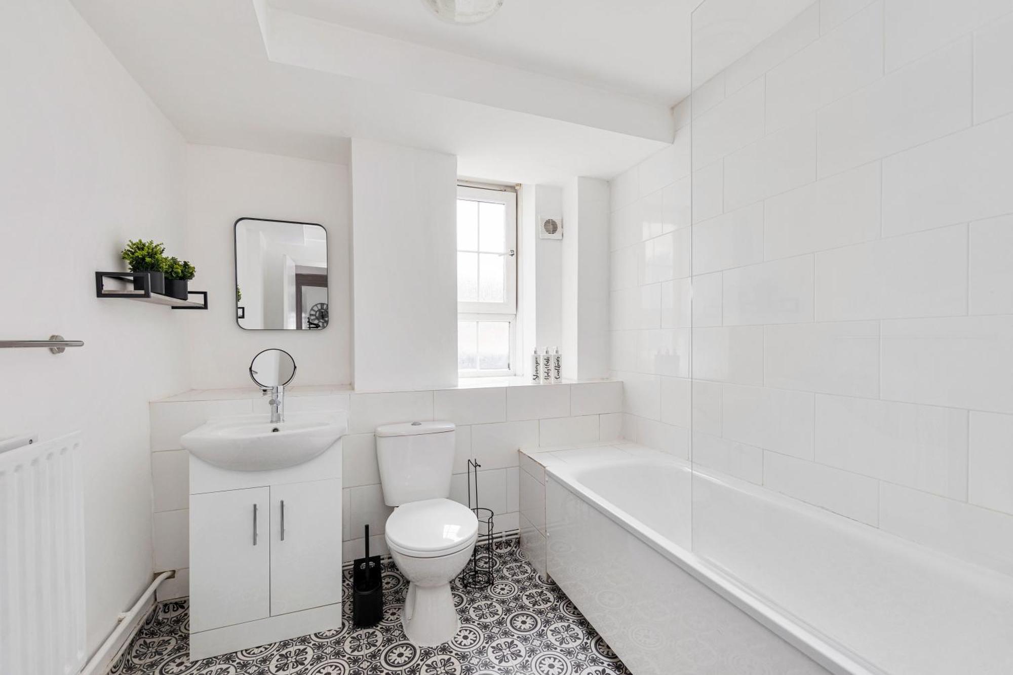 Apartment Sleek Shoreditch Hideout - 2 Bed Gem With Balcony In London