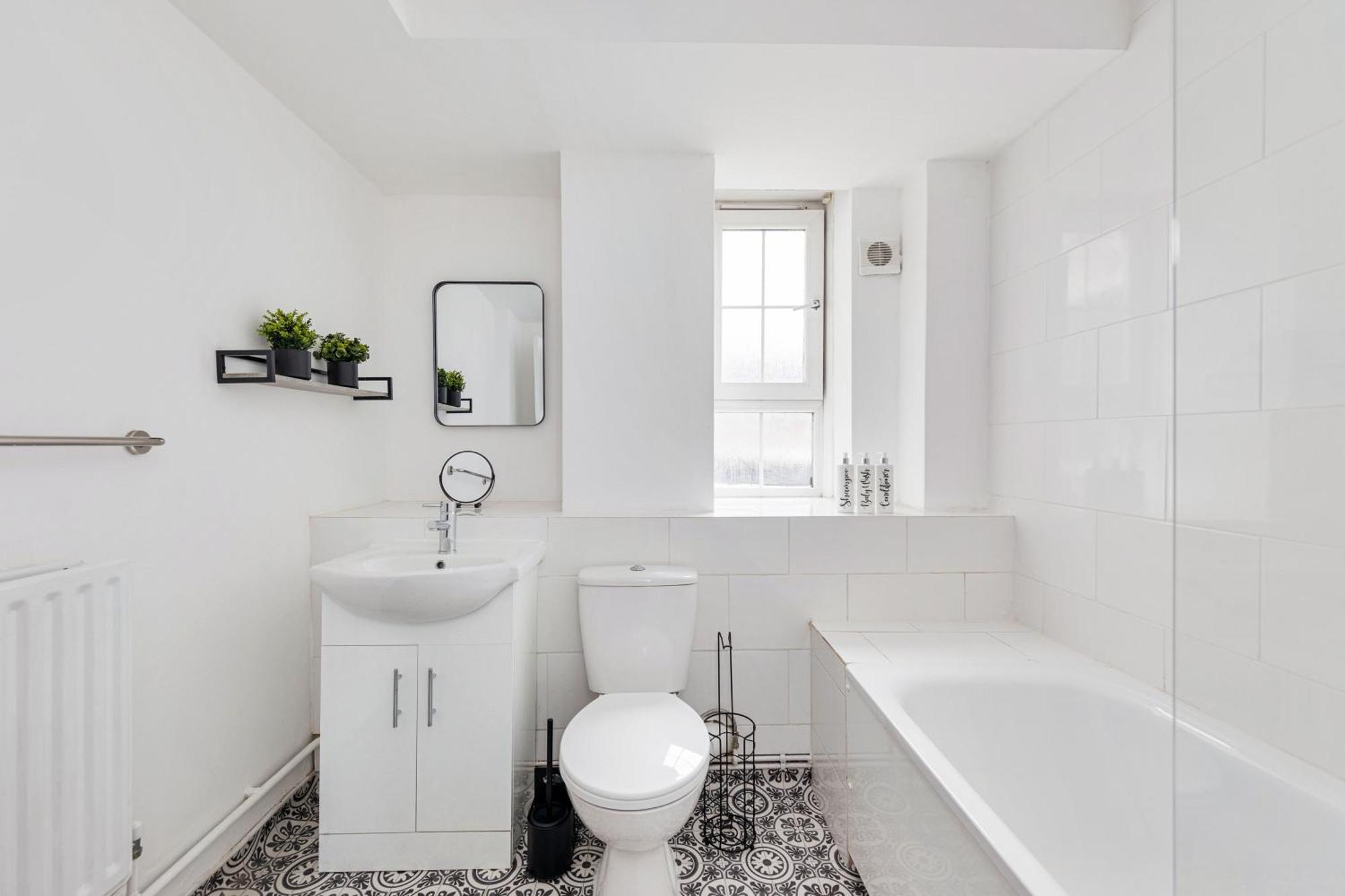 Sleek Shoreditch Hideout - 2 Bed Gem With Balcony In Apartment London