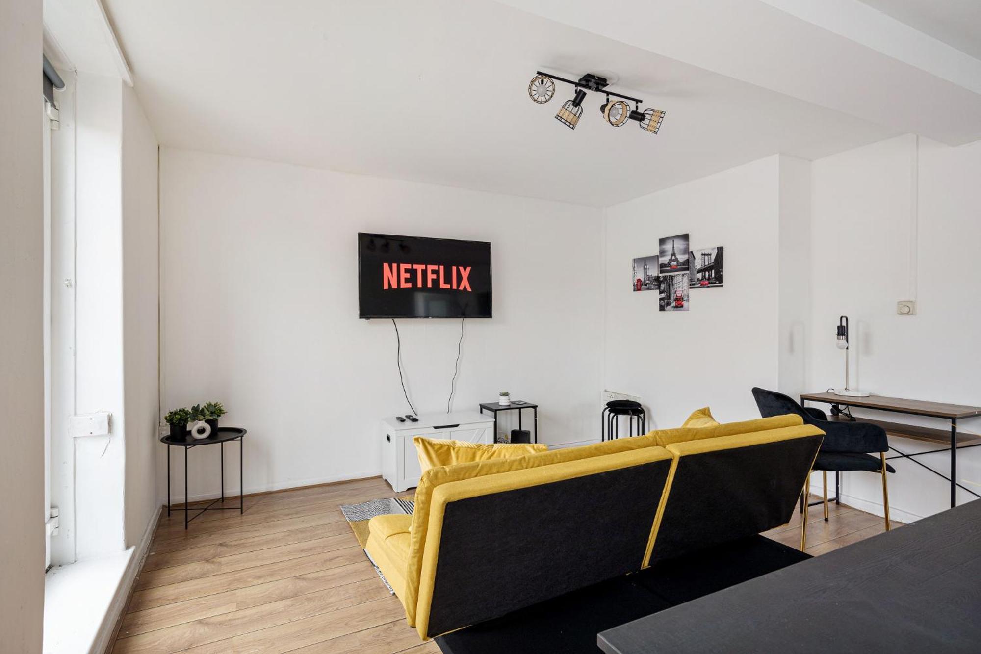 Sleek Shoreditch Hideout - 2 Bed Gem With Balcony In London