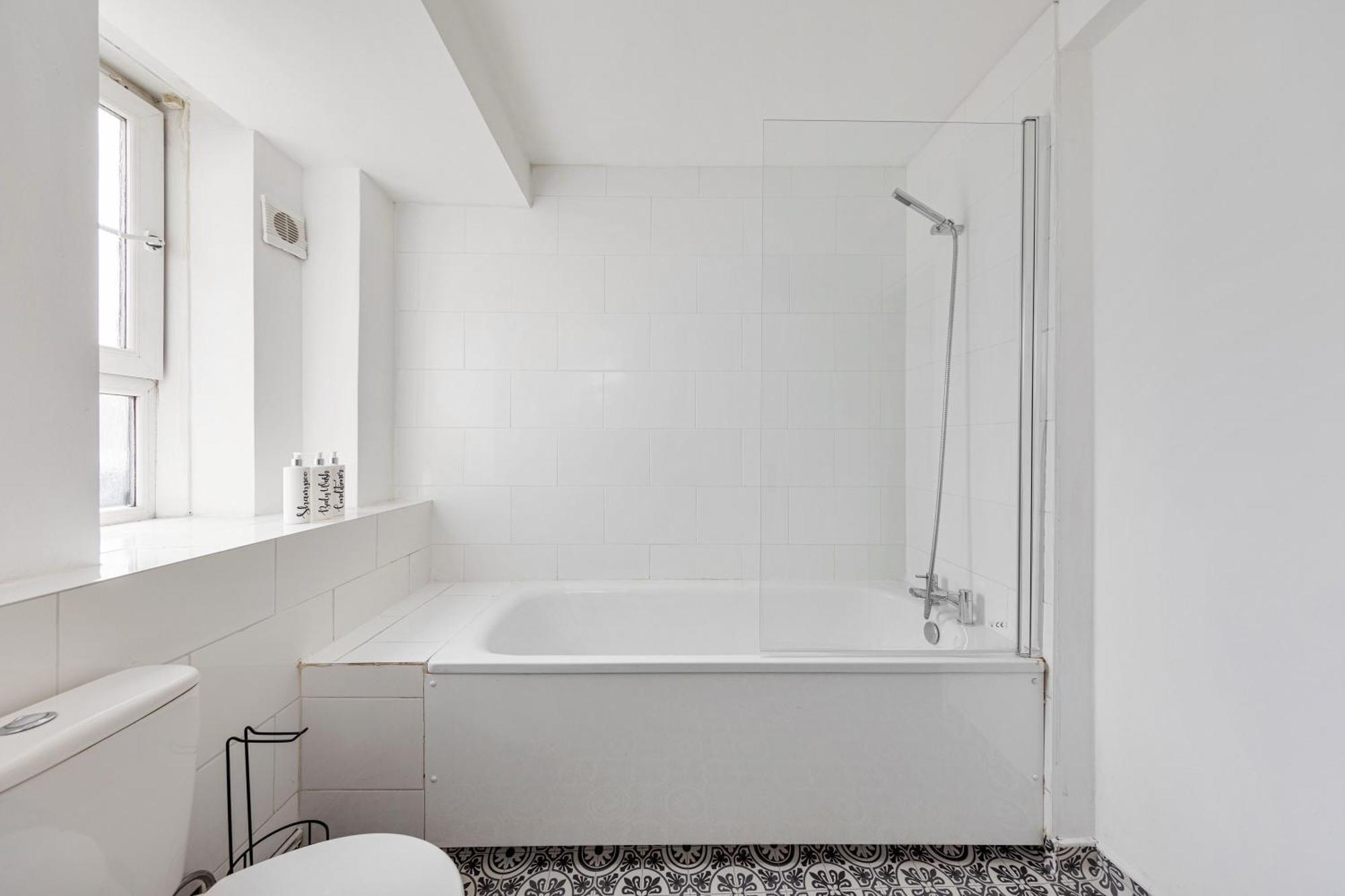 Sleek Shoreditch Hideout - 2 Bed Gem With Balcony In Apartment