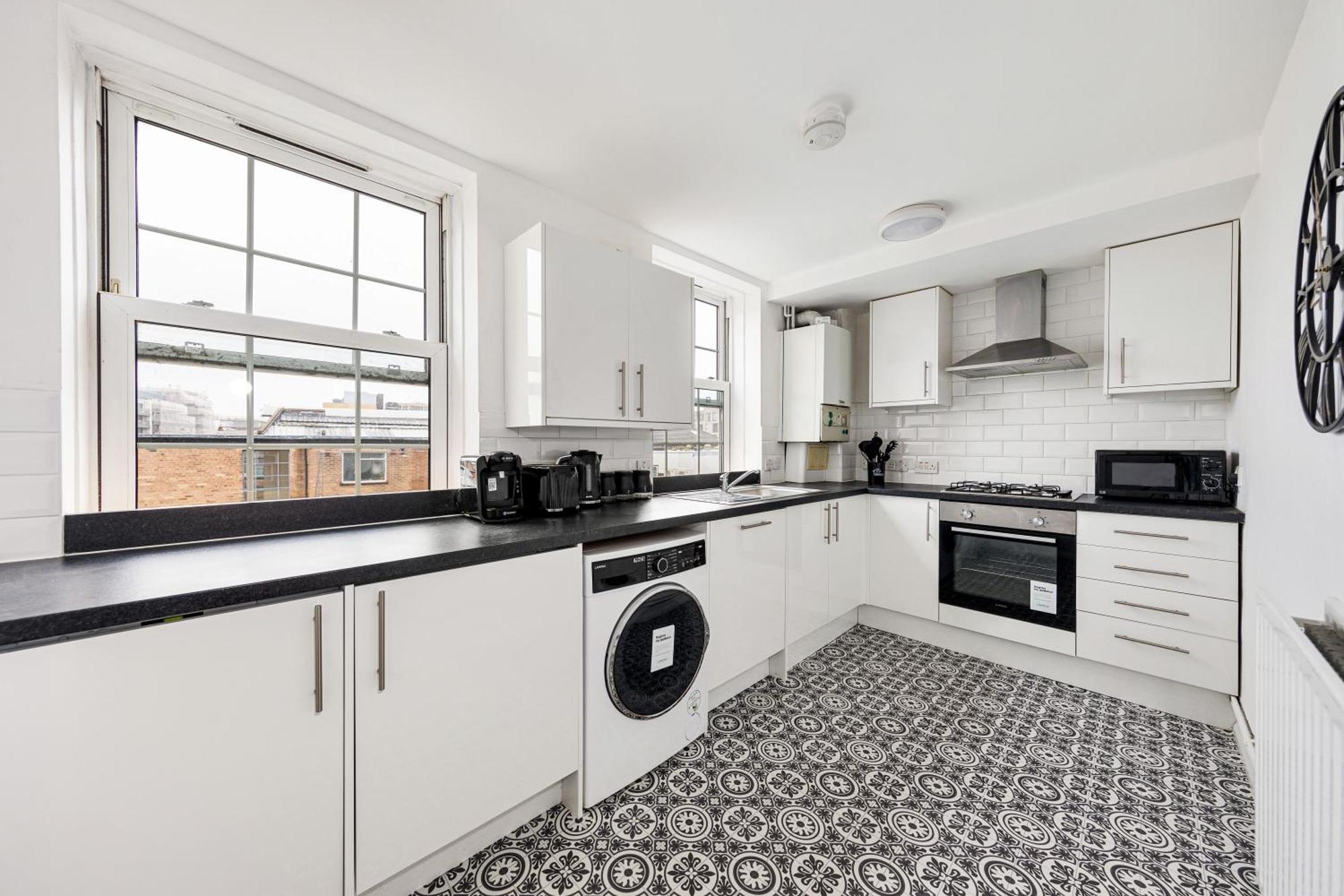 Sleek Shoreditch Hideout - 2 Bed Gem With Balcony In Apartment London