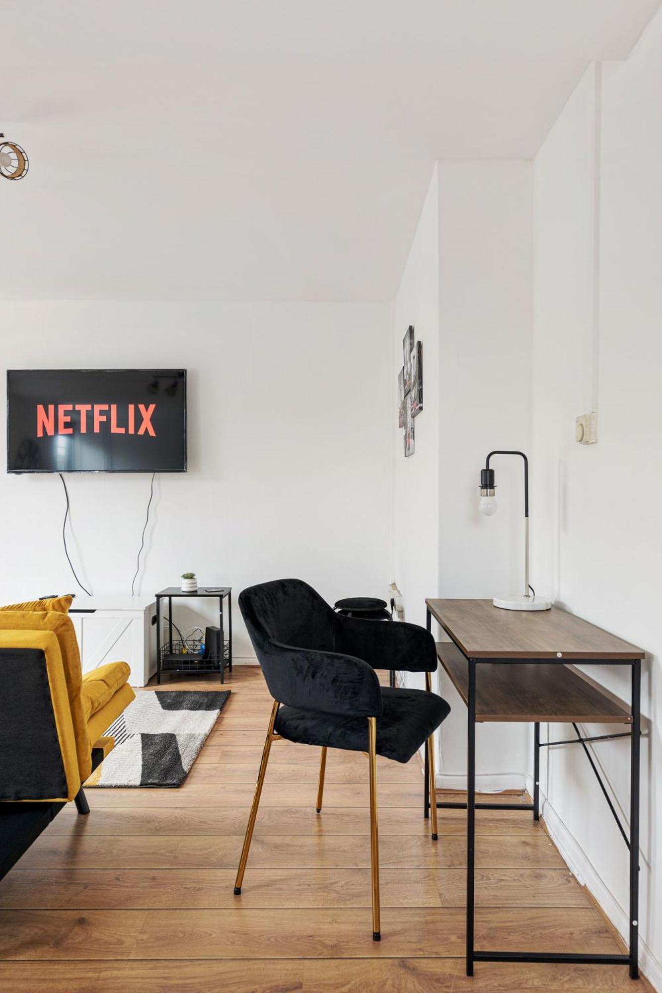 Sleek Shoreditch Hideout - 2 Bed Gem With Balcony In Apartment