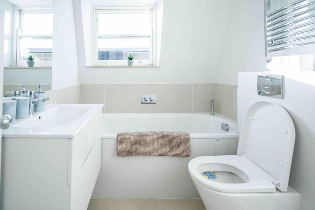 Spacious And Cosy 3brs 5f House In Heart Of Villa Londres