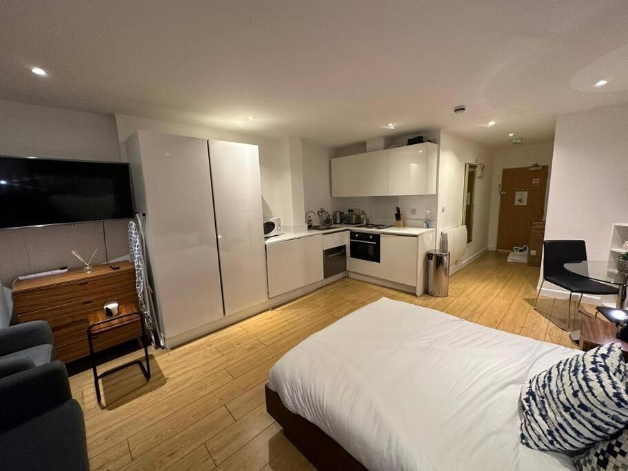 Piccadilly Living 1 Bedroom Flat In Vr11 * Londres
