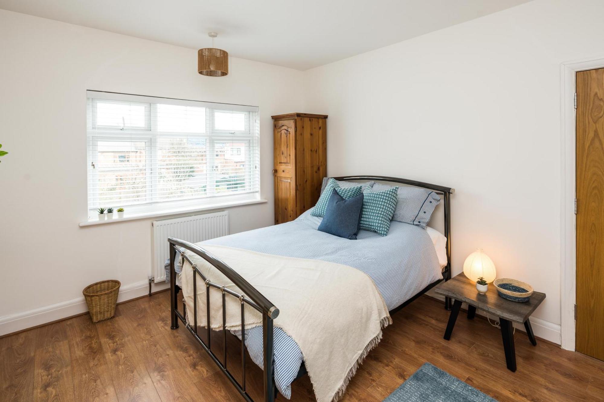 Contemporary 5 Bedroom With Garden North Finchley Casa de férias Londres