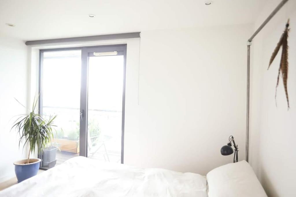 Big 2 Bedroom Flat Overlooking Canal & Park * Londen