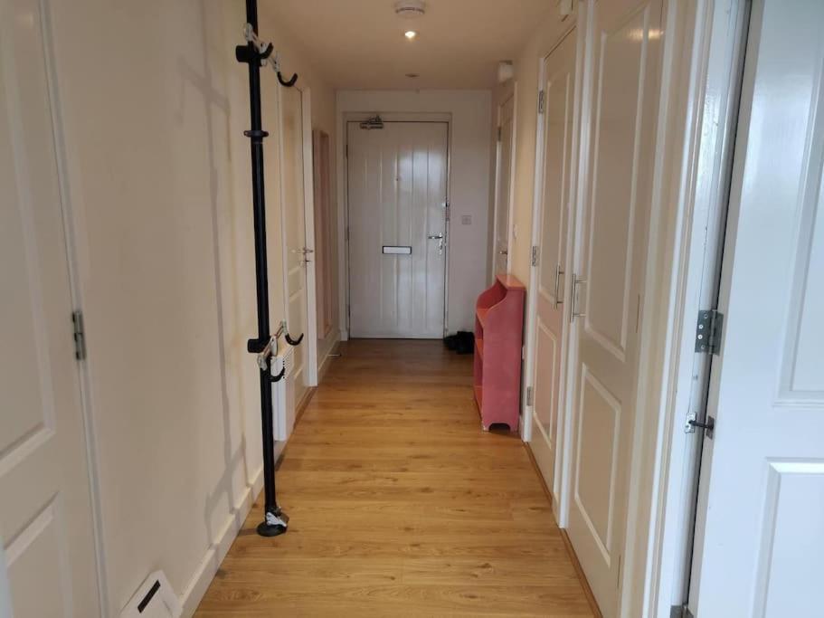 Big 2 Bedroom Flat Overlooking Canal & Park Appartement Londres