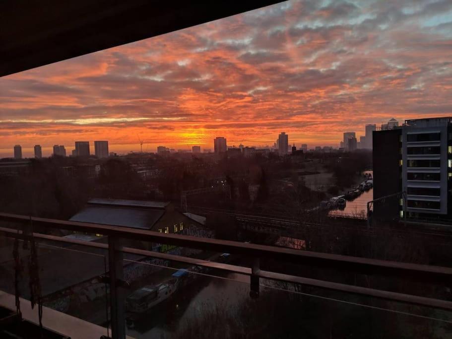 Big 2 Bedroom Flat Overlooking Canal & Park Londres