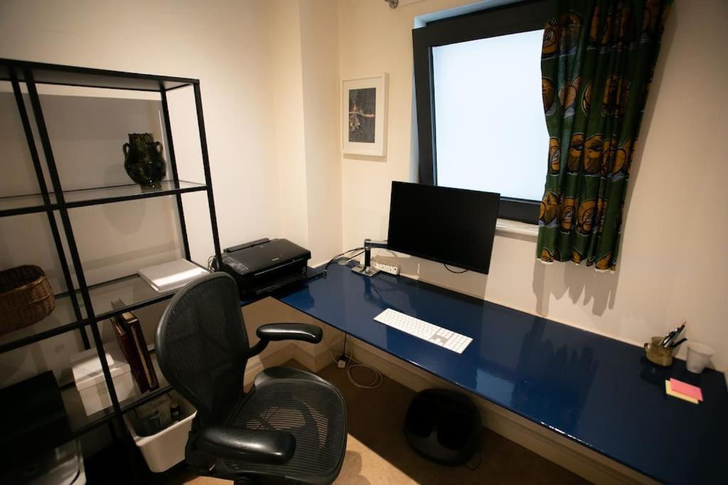Big 2 Bedroom Flat Overlooking Canal & Park * Londen