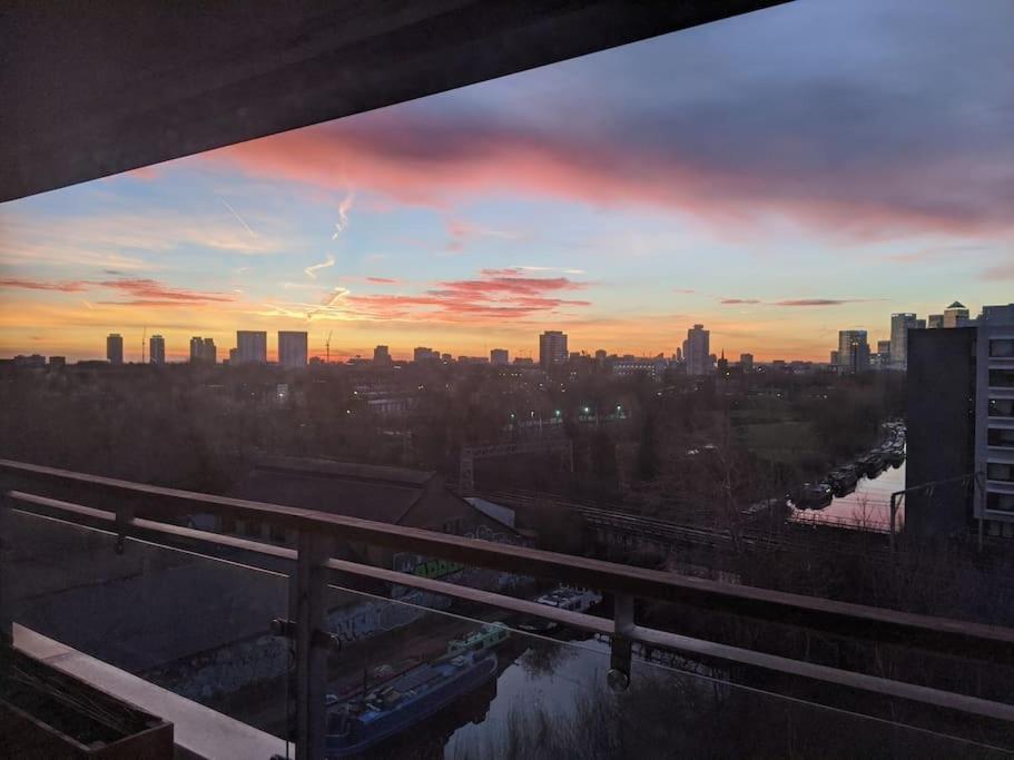 Big 2 Bedroom Flat Overlooking Canal & Park Appartement Londres